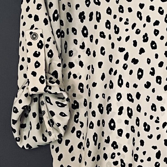 Lush Warren Split V Blouse in Tan Women's Small Cheetah Print - Picture 2 of 8